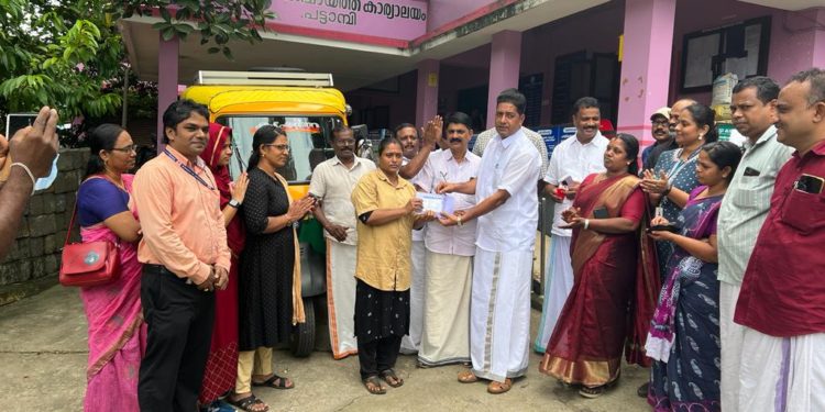 വനിതകൾക്ക് ഓട്ടോ വിതരണം ചെയ്തു.