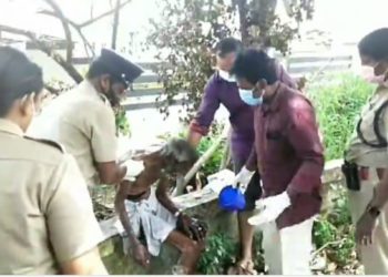 വൃണങ്ങളുമായി വഴിയരികിൽ കിടന്നിരുന്ന വൃദ്ധന് പോലീസ് തുണയായി
