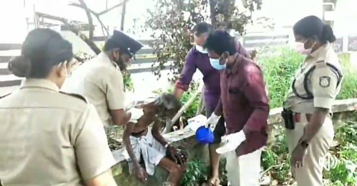 വൃണങ്ങളുമായി വഴിയരികിൽ കിടന്നിരുന്ന വൃദ്ധന് പോലീസ് തുണയായി