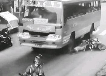 യാത്രക്കാരന്റെ കൈയ്യിലൂടെ ബസ് കയറിയിറങ്ങി