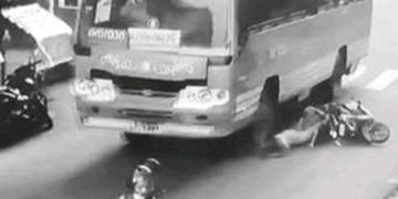 യാത്രക്കാരന്റെ കൈയ്യിലൂടെ ബസ് കയറിയിറങ്ങി