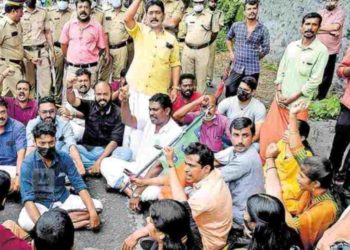 ബിജെപി  താണാവ് ധോണി റോഡുപരോധിച്ചു