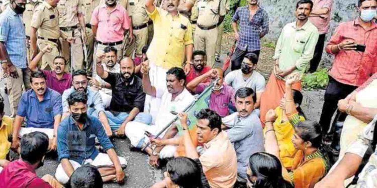 ബിജെപി  താണാവ് ധോണി റോഡുപരോധിച്ചു