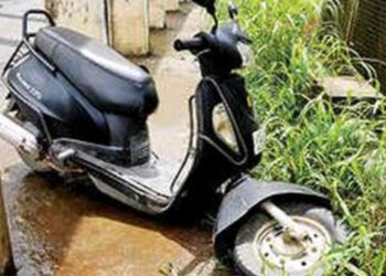 പറളി പാലത്തിലെ കുഴിയിൽ വീണ് ഇരുചക്രവാഹനം അപകടത്തിൽ പെട്ടു.