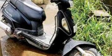പറളി പാലത്തിലെ കുഴിയിൽ വീണ് ഇരുചക്രവാഹനം അപകടത്തിൽ പെട്ടു.