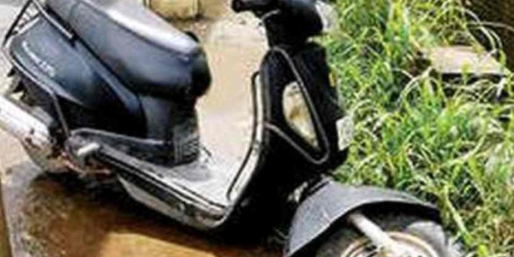 പറളി പാലത്തിലെ കുഴിയിൽ വീണ് ഇരുചക്രവാഹനം അപകടത്തിൽ പെട്ടു.