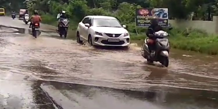 പട്ടാമ്പി – ചെർപ്പുളശ്ശേരി  റോഡിൽ ചൂരക്കോട്   വെള്ളക്കെട്ട്, യാത്ര ദുരിതമാവുന്നു