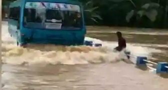വെള്ളത്തില്‍ മുങ്ങിയ പാലത്തിലൂടെ അപകടകരമാം വിധം യാത്ര നടത്തിയ  വാഹനങ്ങൾക്ക് പിഴ ചുമത്തി
