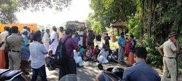 അട്ടപ്പാടിയിൽ നാട്ടുകാർ റോഡ് ഉപരോധിച്ച് പ്രതിഷേധിക്കുന്നു
