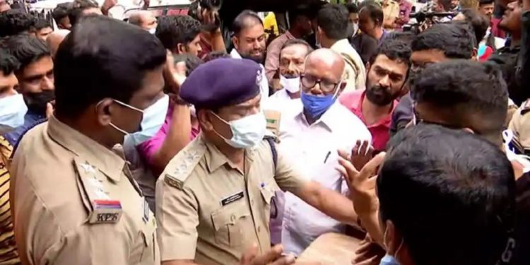 പ്രസവത്തില്‍ കുഞ്ഞ് മരിച്ചതിന് പിന്നാലെ അമ്മയും മരിച്ചു. ആശുപത്രിയില്‍ സംഘര്‍ഷാവസ്ഥ