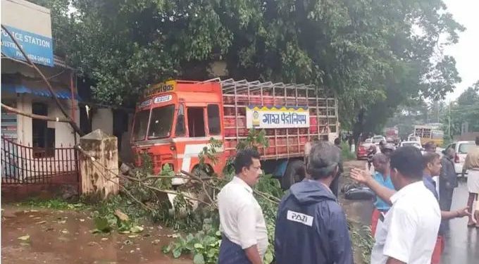 കല്ലടിക്കോട് ബൈക്കും ലോറിയും കൂട്ടിയിടിച്ച്‌  രണ്ട് മരണം