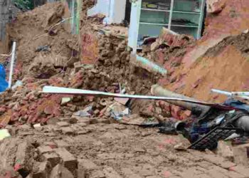 G B റോഡിലുള്ള  കെട്ടിടം  തകർന്ന് വീണു. ജീവനക്കാർ മാറിയതിനാൽ അപകടം ഒഴിവായി