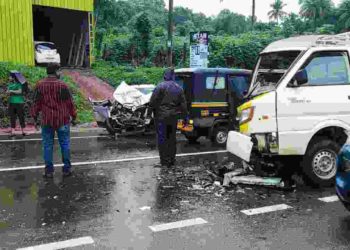 കാറും പിക്കപ്പ് വാനും കൂട്ടിയിച്ച് രണ്ട് പേർ മരിച്ചു.