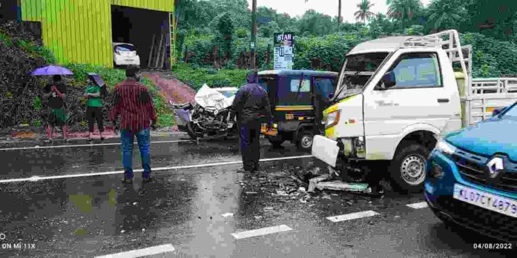 കാറും പിക്കപ്പ് വാനും കൂട്ടിയിച്ച് രണ്ട് പേർ മരിച്ചു.