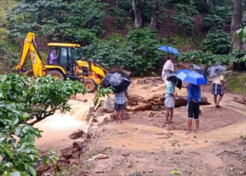 നെല്ലിയാമ്പതിയിൽ കനത്ത മഴ; ആദിവാസി കോളനിയിലെ കുടുംബങ്ങളെ മാറ്റി താമസിപ്പിച്ചു
