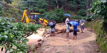 നെല്ലിയാമ്പതിയിൽ കനത്ത മഴ; ആദിവാസി കോളനിയിലെ കുടുംബങ്ങളെ മാറ്റി താമസിപ്പിച്ചു