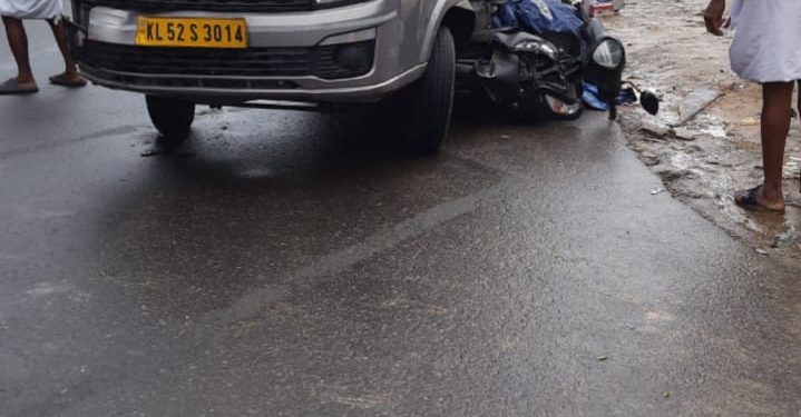 പത്തിരിപ്പാല മൂന്ന് വാഹങ്ങനൾ കൂട്ടിയിടിച്ച് നാല് പേർക്ക് പരിക്ക്