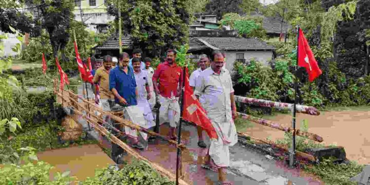 തകർന്ന പാലം: സി.പി.ഐ.എം പ്രതിഷേധം സംഘടിപ്പിച്ചു.