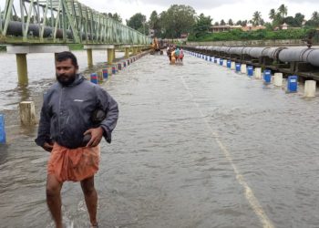 മുക്കൈ പുഴ നിറഞ്ഞു: കടുക്കാംകുന്നം നിലംപതി പാലത്തിലൂടെ ഗതാഗതം നിരോധിച്ചു.