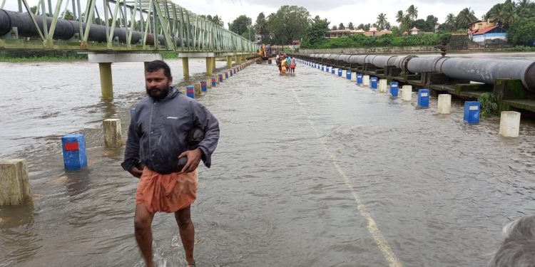 മുക്കൈ പുഴ നിറഞ്ഞു: കടുക്കാംകുന്നം നിലംപതി പാലത്തിലൂടെ ഗതാഗതം നിരോധിച്ചു.