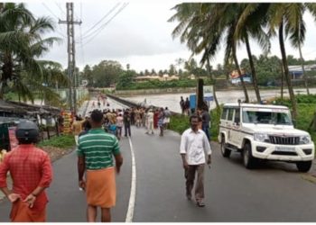 മുക്കൈ പുഴ നിറഞ്ഞു: കടുക്കാംകുന്നം നിലംപതി പാലത്തിലൂടെ ഗതാഗതം നിരോധിച്ചു.