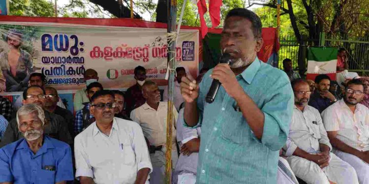 മധു : യഥാർത്ഥ പ്രതികൾ രക്ഷപ്പെടരുത് ” വെൽഫെയർ പാർട്ടി കളക്ടറേറ്റ് ധർണ നടത്തി