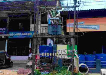 അപകട ഭീഷണി ഉയർത്തുന്ന ട്രാൻസ്ഫോർമർ: അടിയന്തര നടപടി സ്വീകരിക്കണമെന്ന് നാട്ടുകാർ