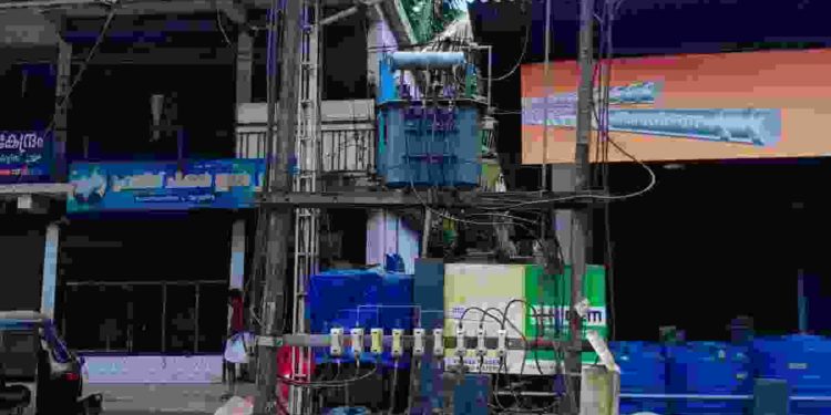 അപകട ഭീഷണി ഉയർത്തുന്ന ട്രാൻസ്ഫോർമർ: അടിയന്തര നടപടി സ്വീകരിക്കണമെന്ന് നാട്ടുകാർ