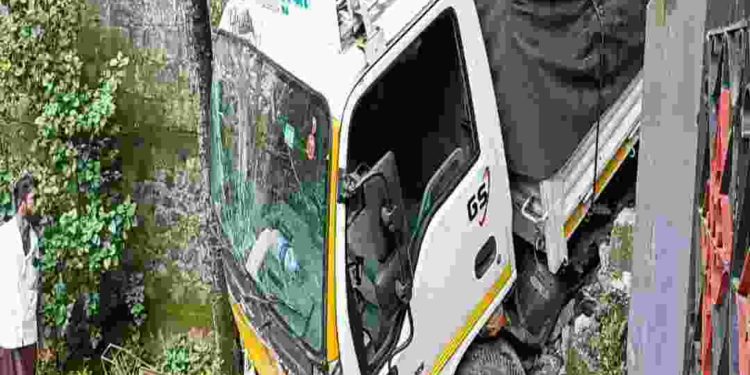 ലോറി നിയന്ത്രണംവിട്ട് അപകടം:  7 പേർക്ക് പരിക്ക്