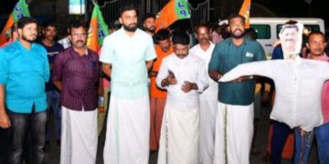 യുവമോർച്ച പ്രവർത്തകർ കെ. ടി. ജലീലിന്റെ കോലം കത്തിച്ച് പ്രതിഷേധിച്ചു