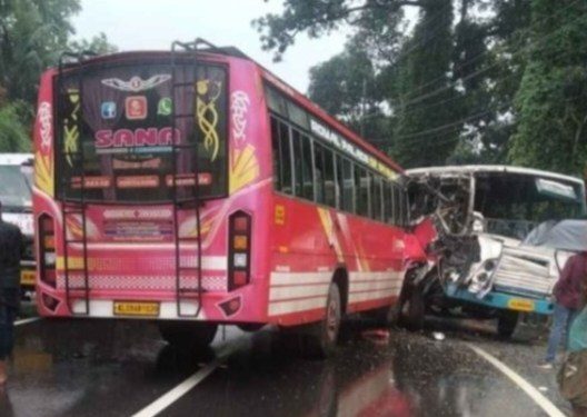 തച്ചമ്ബാറയിൽ ബസ്സുകൾ കൂട്ടിയിട്ടിച്ച് അപകടം