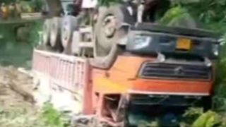 ലോറി കനാലിലേക്ക് മറിഞ്ഞു