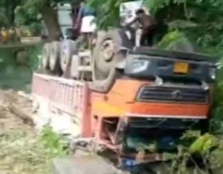 ലോറി കനാലിലേക്ക് മറിഞ്ഞു