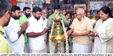 ഖാദി ഓണം മേളയുടെ റിബേറ്റ് ഉത്ഘാടനം മന്ത്രി കെ കൃഷ്ണൻകുട്ടി നിർവഹിച്ചു.