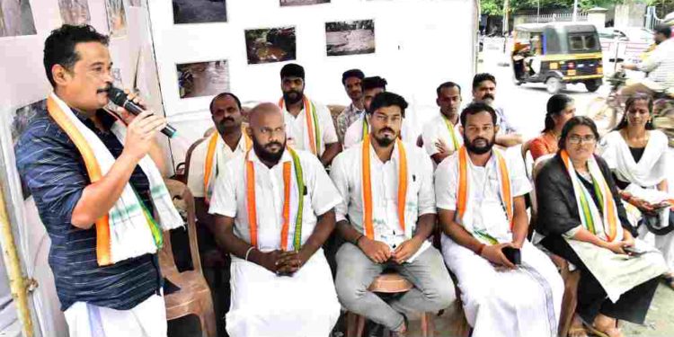 യൂത്ത് കോൺഗ്രസ്  24 മണിക്കൂർ കാത്തിരിപ്പ്‌ സമരം നടത്തി