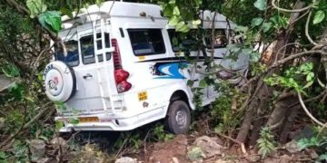 നെല്ലിയാമ്ബതി റോഡിൽ നിയന്ത്രണം വിട്ട് ട്രാവലര്‍ 15 അടി താഴ്ചയിലേക്ക് പതിച്ചു. ന