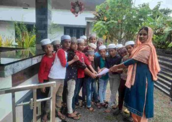 റോഡിലെ വെള്ളക്കെട്ട് ; വിദ്യാർത്ഥികൾ നിവേദനം നൽകി