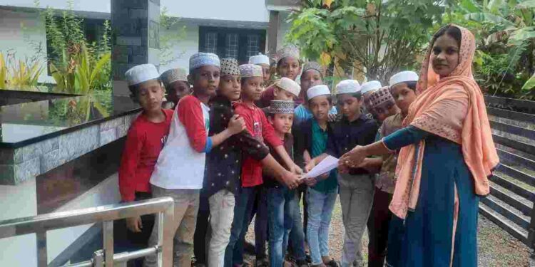 റോഡിലെ വെള്ളക്കെട്ട് ; വിദ്യാർത്ഥികൾ നിവേദനം നൽകി