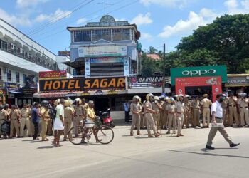 പോപ്പുലർ ഫ്രണ്ട് പ്രവർത്തകർ റോഡ് ഉപരോധിച്ചു