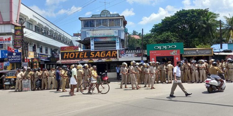 പോപ്പുലർ ഫ്രണ്ട് പ്രവർത്തകർ റോഡ് ഉപരോധിച്ചു