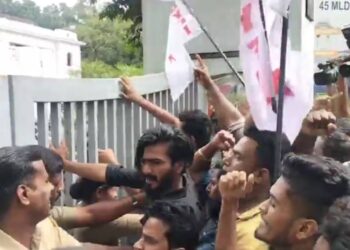 റോഡുകളുടെ ശോച്യവസ്ഥ:  ഡിവൈഎഫ്ഐ നഗരസഭയിലേക്ക്  മാർച്ച് നടത്തി