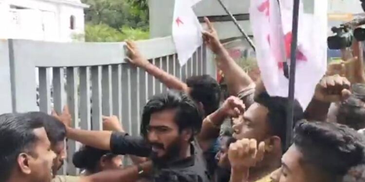 റോഡുകളുടെ ശോച്യവസ്ഥ:  ഡിവൈഎഫ്ഐ നഗരസഭയിലേക്ക്  മാർച്ച് നടത്തി