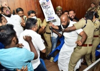 കൗൺസിൽ യോഗത്തിലേക്ക് പ്രതിഷേധ മാർച്ച് നടത്തി