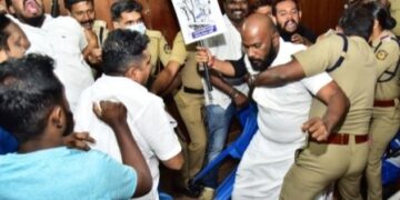 കൗൺസിൽ യോഗത്തിലേക്ക് പ്രതിഷേധ മാർച്ച് നടത്തി