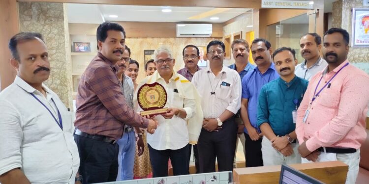 യാത്രയയപ്പ് നൽകി.