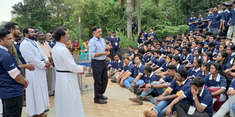വിനോദ സഞ്ചാരികൾക്ക് പ്രകൃതിസംരക്ഷണ ബോധവൽക്കരണ ക്ലാസ് നടത്തി.