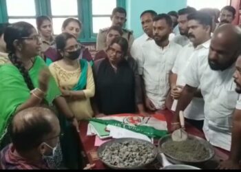 നിർമ്മാണ സാമഗ്രഹികൾ നൽകി എഞ്ചിനിയറെ ഉപരോധിച്ചു