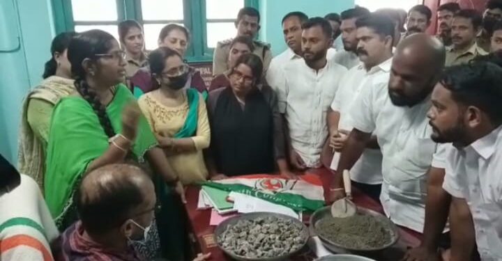 നിർമ്മാണ സാമഗ്രഹികൾ നൽകി എഞ്ചിനിയറെ ഉപരോധിച്ചു