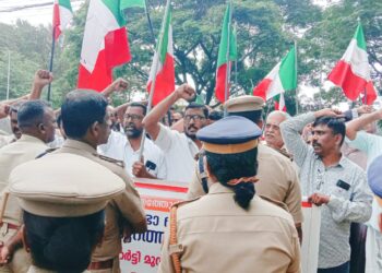 ശിരോവസ്ത്രത്തോട് അസഹിഷ്ണുത : നഗരസഭയിലേക്ക് പ്രതിഷേധ മാർച്ച്