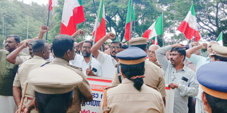 ശിരോവസ്ത്രത്തോട് അസഹിഷ്ണുത : നഗരസഭയിലേക്ക് പ്രതിഷേധ മാർച്ച്